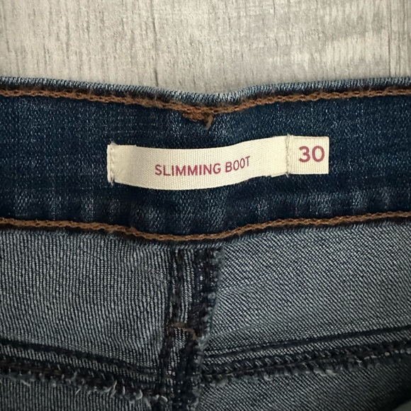 Levi’s Slimming Boot Jeans - Picture 3 of 5